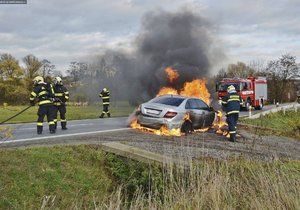 Řidiči začalo u Bylan za jízdy hořet auto.