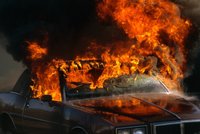 Holčička se zapálila v autě, bojuje o život