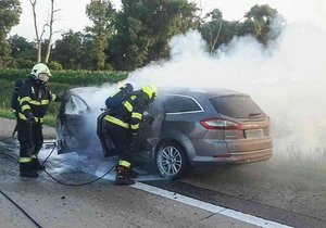 Na půl hodiny zablokoval požár osobního auta dálnici D2 u Brna.