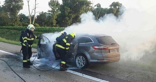 Na půl hodiny zablokoval požár osobního auta dálnici D2 u Brna.