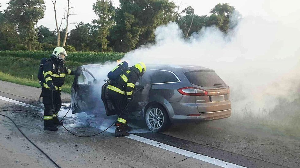 Požár osobního auta na dálnici D2 u Brna.