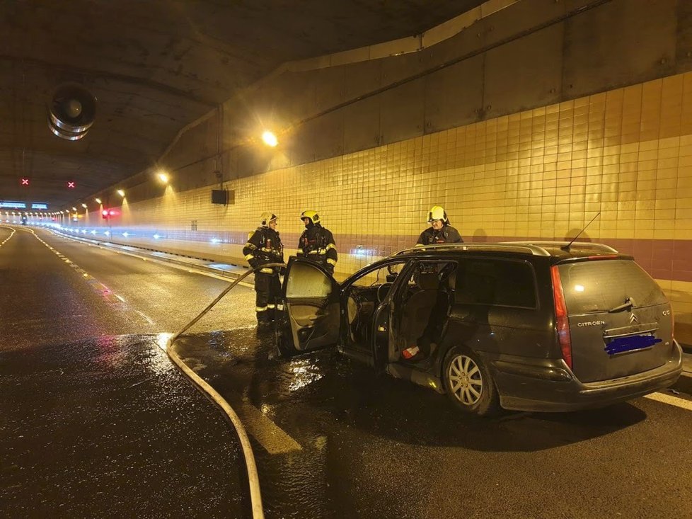 V Dejvickém tunelu hořelo auto.