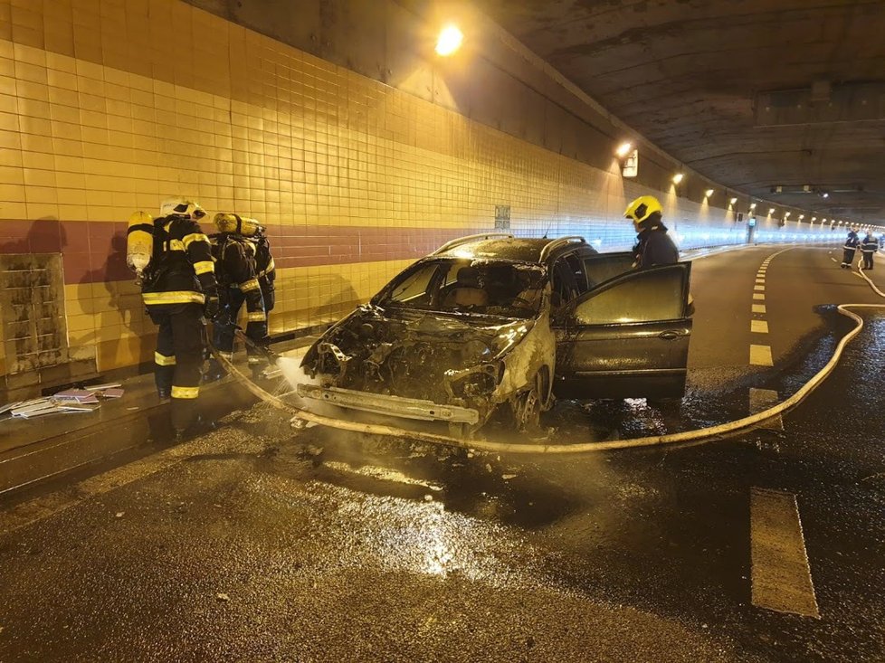 V Dejvickém tunelu hořelo auto.