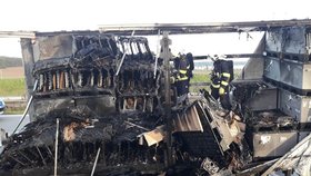 Požár kamionu na dálnici D5 u Nýřan na Plzeňsku.