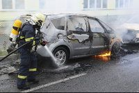 Auto v Praze 5 pohltily plameny: Škodu hasiči vypočítali na 450 tisíc