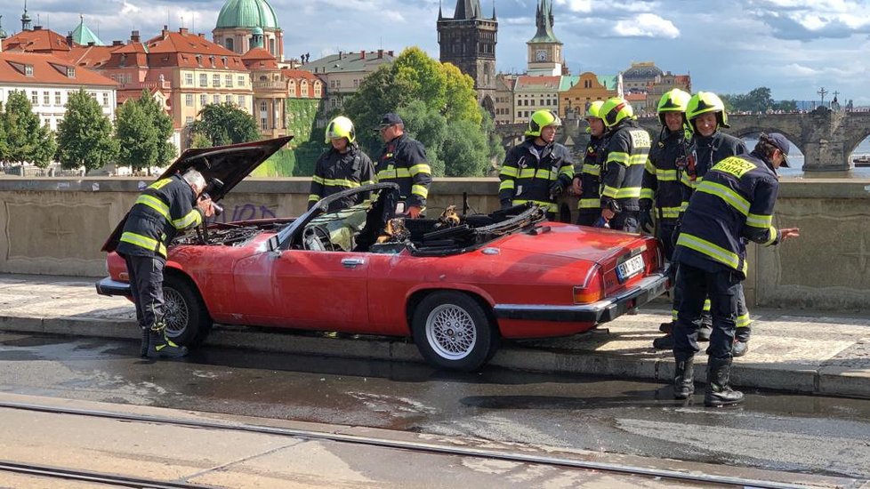 Na Mánesově mostě v Praze vzplál historický osobní automobil.