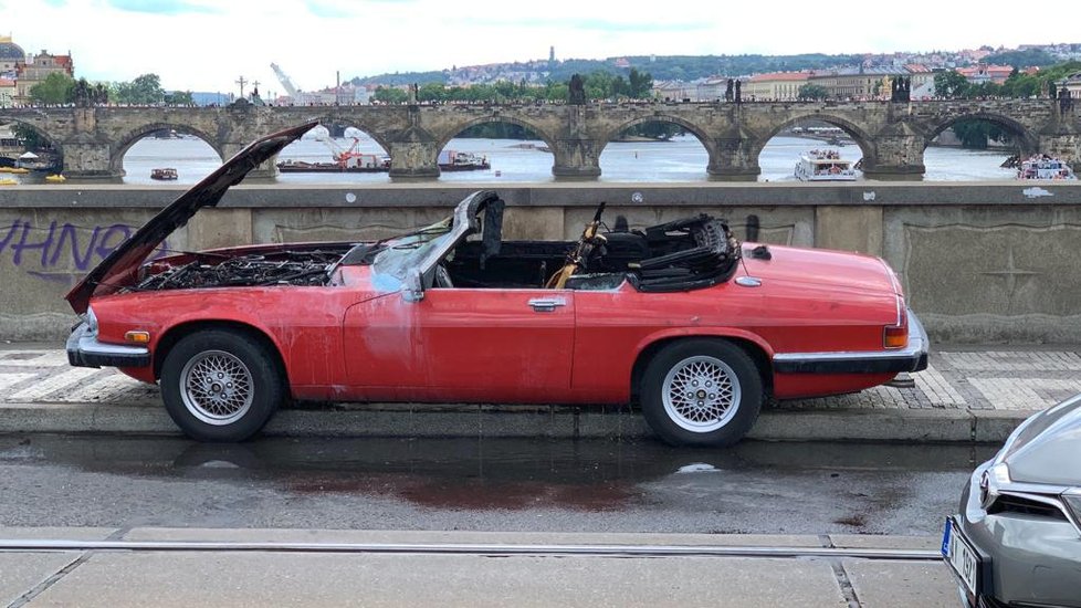 Na Mánesově mostě v Praze vzplál historický osobní automobil.