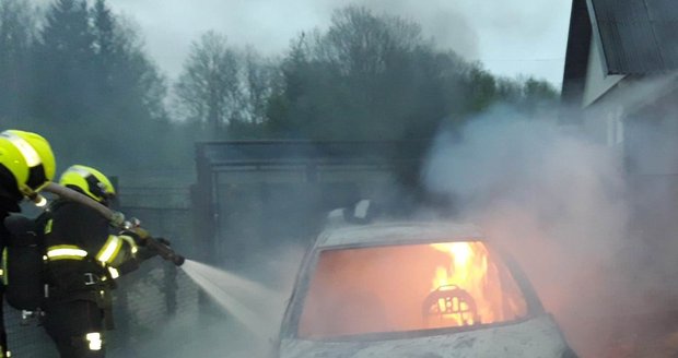 Požár osobního vozu ve Šlovicích na Plzeňsku. Hořet začalo kvůli kuně.