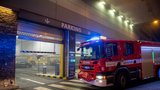 Poprask v garážích obchodního centra Chodov: Z auta šlehaly plameny, zasahovali hasiči