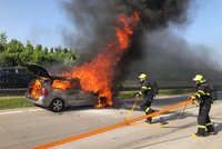 Z aut zbyly vraky: Oheň je strávil v tunelu i na silnici, hasiči zasahovali v pekelné výhni