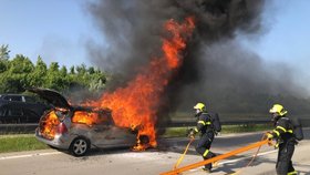 Peugeot na silnici mezi Studénkou a Bravanticemi zachvátily plameny.
