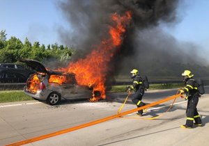 Peugeot na silnici mezi Studénkou a Bravanticemi zachvátily plameny.