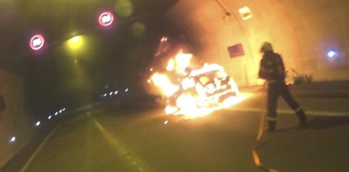 Hasiči v dýchací technice likvidovali požár auta v klimkovickém tunelu.