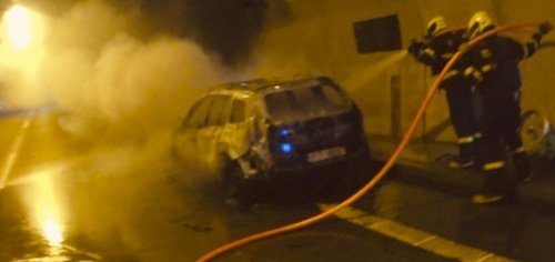 Hasiči v dýchací technice likvidovali požár auta v klimkovickém tunelu.