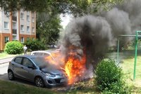 Třímetrové plameny na sídlišti v Plzni: Mezi paneláky hořela tři auta