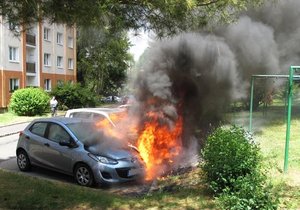 Kvůli závadě na elektroinstalaci začal hořet renault, z něho přeskočily plameny na další dvě auta.