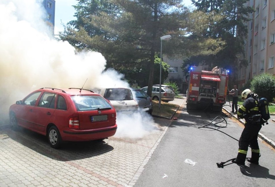 Kvůli závadě na elektroinstalaci začal hořet renault, z něho přeskočily plameny na další dvě auta.