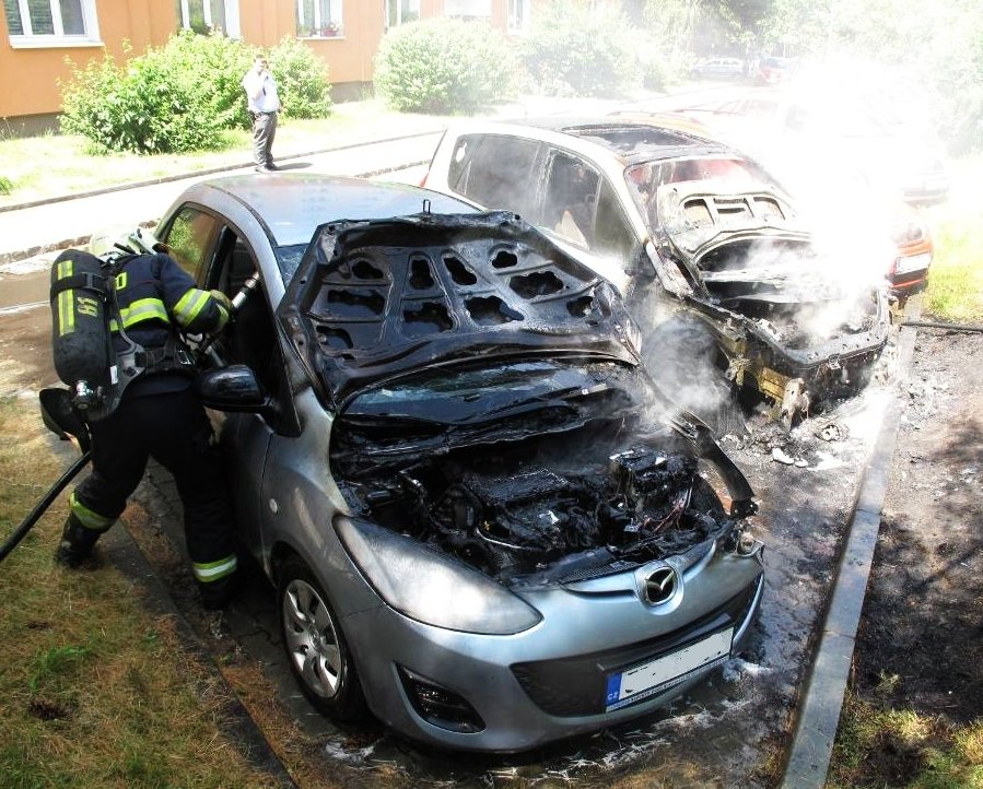 Kvůli závadě na elektroinstalaci začal hořet renault, z něho přeskočily plameny na další dvě auta.