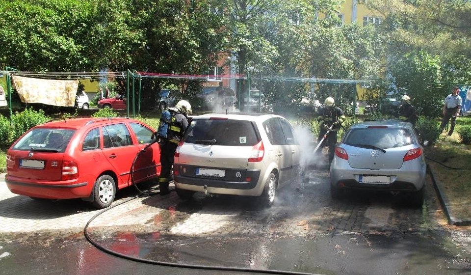 Kvůli závadě na elektroinstalaci začal hořet renault, z něho přeskočily plameny na další dvě auta.