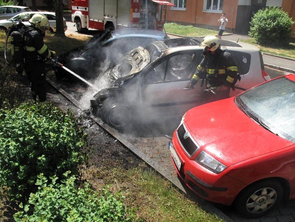 Kvůli závadě na elektroinstalaci začal hořet renault, z něho přeskočily plameny na další dvě auta.