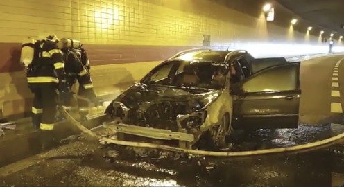 V Dejvickém tunelu shořelo auto.