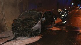 Děsivý požár auta na Ústecku: Místní tunel uzavřeli v obou směrech