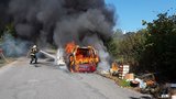 Auta v plamenech: Jedno zastavilo provoz na D2, u druhého hrozil lesní požár