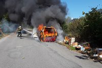 Auta v plamenech: Jedno zastavilo provoz na D2, u druhého hrozil lesní požár