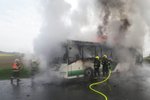 U Blovic začal za jízdy hořet autobus, 44 cestujících stihlo včas vystoupit.