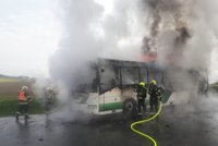 Drama na Plzeňsku: Autobus začal za jízdy hořet! 44 cestujících muselo ven