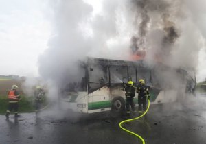 U Blovic začal za jízdy hořet autobus, 44 cestujících stihlo včas vystoupit.