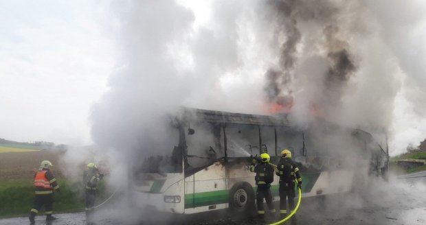 Drama na Plzeňsku: Autobus začal za jízdy hořet! 44 cestujících muselo ven