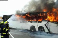 Ohnivé peklo v centru Brna: Cestující stačili před smrtícími plameny z autobusu utéct!