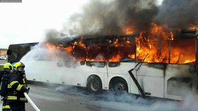 Na odpis je po požáru autobus, který dnes zřejmě kvůli technické závadě hořel ve středu Brna.