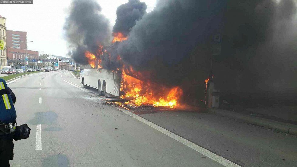 Na odpis je po požáru autobus, který dnes zřejmě kvůli technické závadě hořel ve středu Brna.