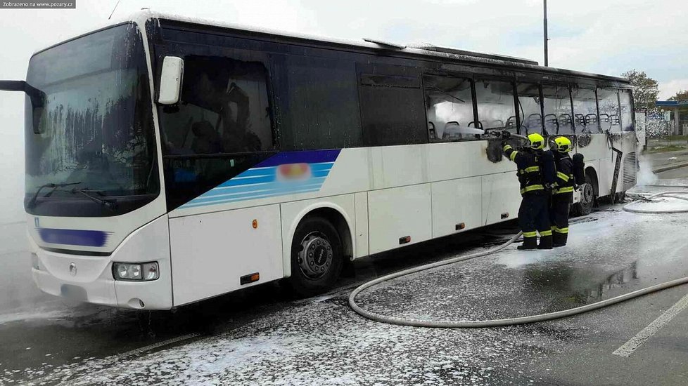 Na odpis je po požáru autobus, který dnes zřejmě kvůli technické závadě hořel ve středu Brna.