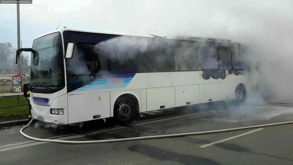 Na odpis je po požáru autobus, který dnes zřejmě kvůli technické závadě hořel ve středu Brna.