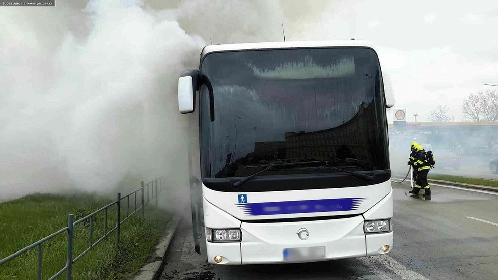 Na odpis je po požáru autobus, který dnes zřejmě kvůli technické závadě hořel ve středu Brna.