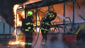 Požár autobusu, který jel po silnici první třídy ve směru na Hrádek nad Nisou, byl hasičům nahlášen v 6:45