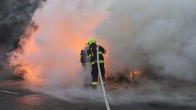 Požár autobusu, který jel po silnici první třídy ve směru na Hrádek nad Nisou, byl hasičům nahlášen v 6:45