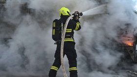 Požár autobusu, který jel po silnici první třídy ve směru na Hrádek nad Nisou, byl hasičům nahlášen v 6:45
