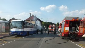 Při požáru autobusu u Jílového u Prahy zasahovalo několik jednotek hasičů.