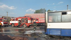 Při požáru autobusu u Jílového u Prahy zasahovalo několik jednotek hasičů.