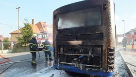 Při požáru autobusu u Jílového u Prahy zasahovalo několik jednotek hasičů.