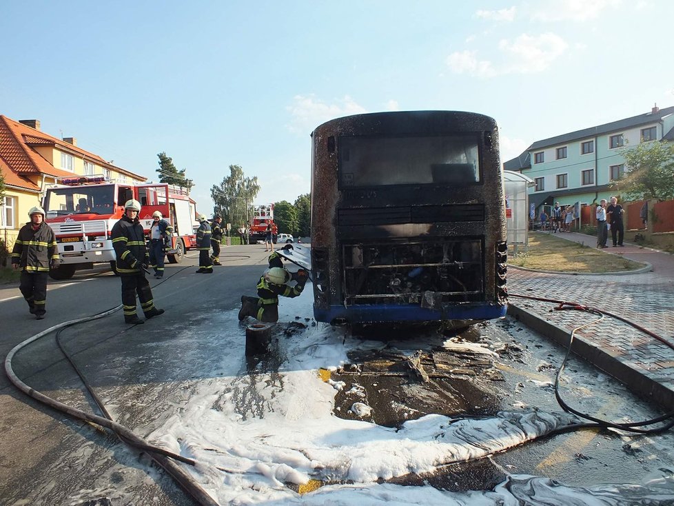 Při požáru autobusu u Jílového u Prahy zasahovalo několik jednotek hasičů.