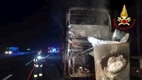 V Itálii shořel autobus převážející české turisty