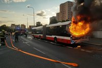 V Kamýku vyhořel autobus. Ze zádi se mu dral černý kouř a plameny!