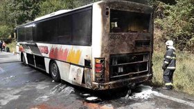 Na Šumpersku hořel autobus s desítkami cestujících.
