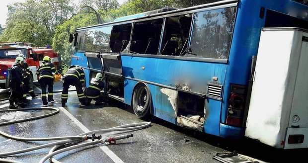 U Tišnova shořel autobus plný dětí! Z autobusu musely utíkat