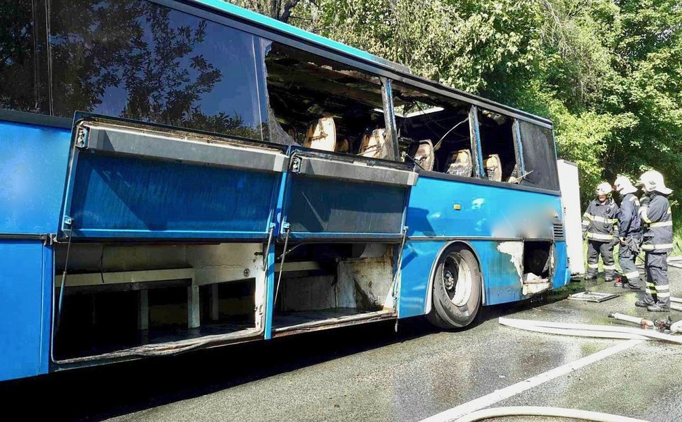 Zcela zničený je po nedělním požáru autobus, který byl plný dětí. Nikomu se naštěstí nic nestalo.